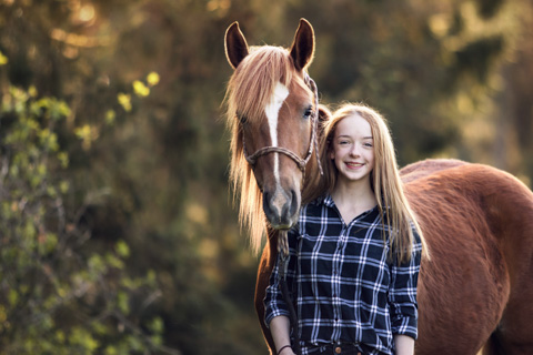 Portrait von Mädchen mit Pferd